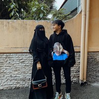 Kerap mengunggah foto bersama dengan gaya mesra, banyak warganet yang mengira bahwa Wafiq Malik adalah istri baru dari Taqy Malik. Lihat saja dalam foto ini, keduanya yang memakai pakaian serba hitam dan saling tatap bak sepasang suami istri. Foto: instagram @taqy_malik