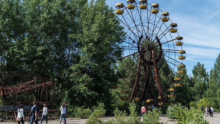 Pripyat, sebuah kota yang berada di sebelah utara Ukraina, jadi salah satu wilayah yang terdampak radiasi nuklir pada bencana Chernobyl pada tahun 1986 silam. Kebocoran reaktor 4 di pembangkit listrik tenaga nuklir tersebut meracuni udara dengan serbuk radioaktif yang mematikan. Tak seorangpun warga yang menduga bahwa kebocoran tersebut merupakan kecelakaan nuklir terburuk sepanjang masa. Brendan Hoffman/Getty Images.