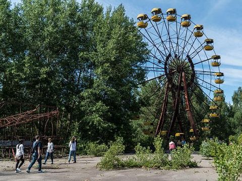 Pripyat, sebuah kota yang berada di sebelah utara Ukraina, jadi salah satu wilayah yang terdampak radiasi nuklir pada bencana Chernobyl pada tahun 1986 silam. Kebocoran reaktor 4 di pembangkit listrik tenaga nuklir tersebut meracuni udara dengan serbuk radioaktif yang mematikan. Tak seorangpun warga yang menduga bahwa kebocoran tersebut merupakan kecelakaan nuklir terburuk sepanjang masa. Brendan Hoffman/Getty Images.