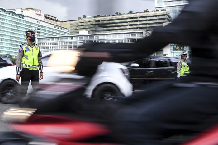 Satpol PP meminta pengendara motor mengenakan masker saat pemeriksaan kepatuhan Pembatasan Sosial Berskala Besar (PSBB) di kawasan Bundaran HI, Jakarta, Senin (13/4/2020). Pemeriksaan tersebut untuk memastikan setiap pengendara mobil dan motor mematuhi aturan PSBB yang diterapkan di DKI Jakarta. ANTARA FOTO/Hafidz Mubarak A/wsj.