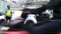 Pemeriksaan tersebut untuk memastikan setiap pengendara mobil dan motor mematuhi aturan PSBB yang diterapkan di DKI Jakarta guna memutus rantai penyebaran virus Corona.