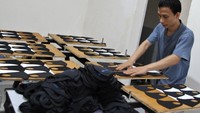 Kebutuhan masker terus meningkat sejak Pandemi Corona yang berimbas pada orderan dari berbagai perusahaan pemerintah dan swasta. Para perajin ini mengaku dapat memperoleh omzet hingga Rp 7 juta per harinya. ANTARA FOTO/Jojon.