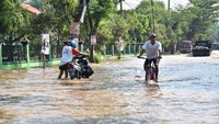 Hujan deras serta meluapnya sejumlah saluran dan sungai menyebabkan puluhan desa di empat kecamatan di daerah itu terendam banjir. ANTARA FOTO/Siswowidodo.