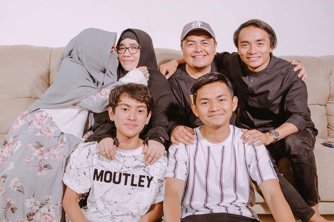 Taqy Malik dan Wafiq Malik kerap mengunggah kebersamaan keluarga mereka. Seperti yang ada di dalam foto ini semua keluarga tampak berkumpul dan duduk bersama. Bahagia di dunia dan di akhirat insyaAllah️, tulis Wafiq. Foto: instagram @wafiq_malik
