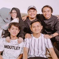 Taqy Malik dan Wafiq Malik kerap mengunggah kebersamaan keluarga mereka. Seperti yang ada di dalam foto ini semua keluarga tampak berkumpul dan duduk bersama. Bahagia di dunia dan di akhirat insyaAllah️, tulis Wafiq. Foto: instagram @wafiq_malik
