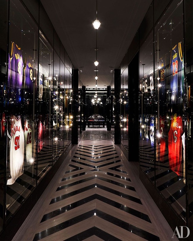 Karena aku membangunnya di daerah asalku, aku menginginkan struktur yang berdiri kokoh untuk 100 tahun. Aku ingin rumah itu punya skala dan perasaan monumental. Itu akan menjadi hal-hal yang aku tinggalnya, jadi rumah itu harus timeless dan strong, ungkapnya. Foto: Instagram @champagnepapi