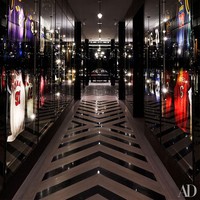 Karena aku membangunnya di daerah asalku, aku menginginkan struktur yang berdiri kokoh untuk 100 tahun. Aku ingin rumah itu punya skala dan perasaan monumental. Itu akan menjadi hal-hal yang aku tinggalnya, jadi rumah itu harus timeless dan strong, ungkapnya. Foto: Instagram @champagnepapi