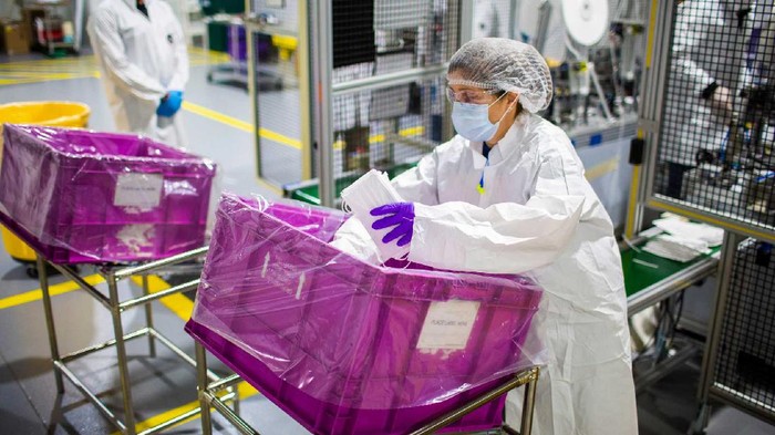 Ford Bikin APD untuk Tenaga Medis Pakai Material Bekas Airbag