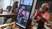 Komunitas ABI menghibur anak-anak melalui media sosial dalam rangka memberi semangat agar tetap #diRumahSaja guna menghindari penyebaran COVID-19. ANTARA FOTO/Muhammad Adimaja