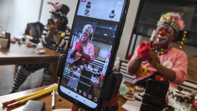 Ketika Para Badut Beraksi Ikut Perangi Corona