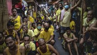 Meski harus berdesakan para napi di Filipina ini tidak dibebaskan lantaran negaranya masuk dalam kasus COVID-19 terbanyak di Asia Tenggara dengan 4.932 kasus. (Ezra Acayan/Getty Images)