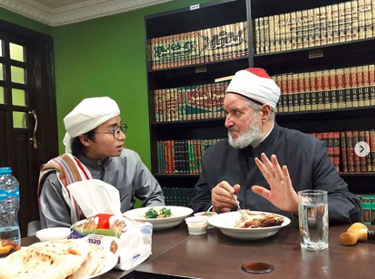 Momen Taqy Malik Tiru Gaya Salt Bae hingga Makan Bareng Syekh