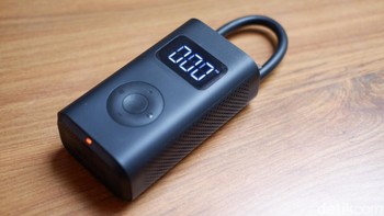 Saat terisi penuh, pompa ini diklaim bisa mengisi 5 ban mobil atau 6 ban sepeda motor dengan kecepatan 6 menit per ban. Dapat pula mengisi 8 sepeda balap dengan kecepatan 3 menit per ban atau 41 bola sepak ukuran 5 dengan kecepatan 1 menit per bola. Foto: Adi Fida Rahman/detikINET