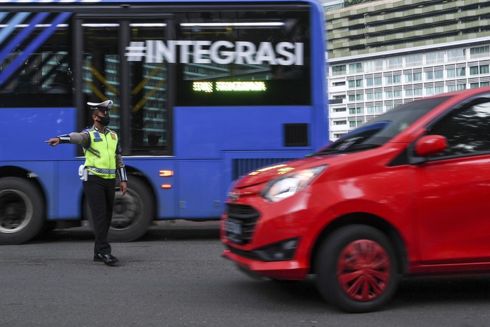 Satpol PP meminta pengendara motor mengenakan masker saat pemeriksaan kepatuhan Pembatasan Sosial Berskala Besar (PSBB) di kawasan Bundaran HI, Jakarta, Senin (13/4/2020). Pemeriksaan tersebut untuk memastikan setiap pengendara mobil dan motor mematuhi aturan PSBB yang diterapkan di DKI Jakarta. ANTARA FOTO/Hafidz Mubarak A/wsj.
