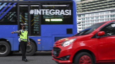 Petugas Gabungan Mulai Tindak Pelanggar PSBB di Jakarta