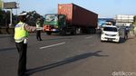 Petugas Pantau Check Point PSBB di Pintu Tol Bekasi Barat