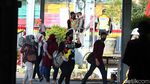 Potret Aktivitas Warga di Stasiun Bekasi Jelang Penerapan PSBB