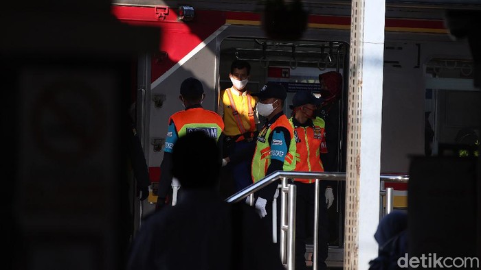 Penerapan PSBB di Kota Bekasi akan mulai diterapkan besok, Rabu (15/4). Jelang penerapan PSBB, Stasiun KA Bekasi tampak masih ramai dengan aktivitas warga.