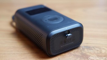 Bagian bawah terdapat port microUSB untuk mengisi ulang baterai berkapasitas 2.000 mAh. Foto: Adi Fida Rahman