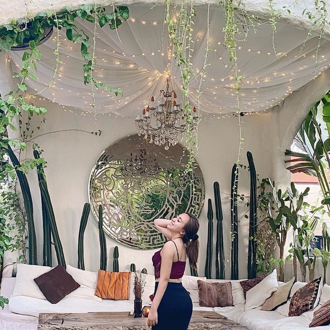 Setelah bercerai dari Taqy Malik, sosok Salmafina Sunan semakin populer di Instagram. Pengikutnya di Instagram sudah lebih dari 900 ribu. Tak lagi berhijab, wanita yang menjalani pendidikan di Universitas Bung Karno itu kerap tampil seksi dan memakai tank top seperti penampilannya di foto ini. Foto: instagram @salmafinasunan