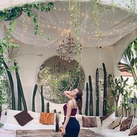 Setelah bercerai dari Taqy Malik, sosok Salmafina Sunan semakin populer di Instagram. Pengikutnya di Instagram sudah lebih dari 900 ribu. Tak lagi berhijab, wanita yang menjalani pendidikan di Universitas Bung Karno itu kerap tampil seksi dan memakai tank top seperti penampilannya di foto ini. Foto: instagram @salmafinasunan