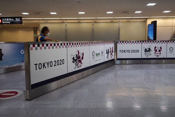 Saat ini bandara hanya diramaikan dengan atribut Olimpiade Tokyo 2020 yang pelaksanannya ditunda hingga tahun depan akibat pandemi Corona. (Foto: Jae C.Hong/AP) Saat ini bandara hanya diramaikan dengan atribut Olimpiade Tokyo 2020 yang pelaksanannya ditunda hingga tahun depan akibat pandemi Corona. (Foto: Jae C.Hong/AP)