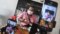 Teknologi streaming ini cukup membantu para badut untuk tetap bisamenghibur warga yang harus tetap berada dirumah. ANTARA FOTO/Muhammad Adimaja  