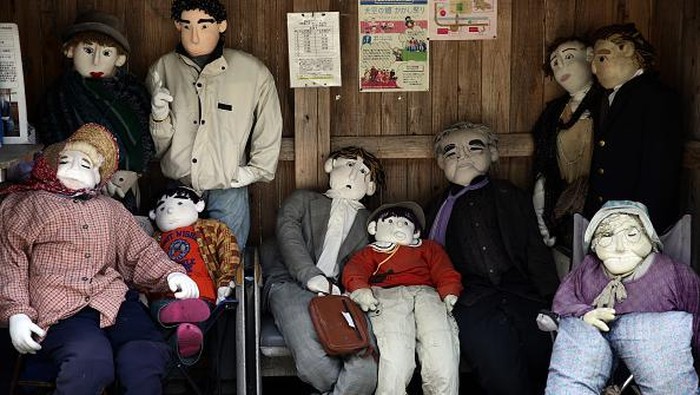 Masih tentang boneka, di Jepang juga ada sebuah desa yang penghuninya adalah boneka seukuran manusia. Desa itu bernama Nagoro dan berada di 550 Km di barat daya Tokyo. Dulunya Desa Nagoro adalah desa yang ramai. Sebagian besar dulunya warga bekerja di industri kehutanan dan pembangunan bendungan. Namun setelah Perang Dunia II, sekitar tahun 1960-an para anak muda mulai merantau ke Tokyo, karena ekonomi dan industri sedang berkembang di Tokyo. Carl Court/Getty Images.