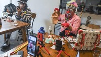 Trik-trik sulap sederhana dipamerkan di depan smartphonenya. ANTARA FOTO/Muhammad Adimaja