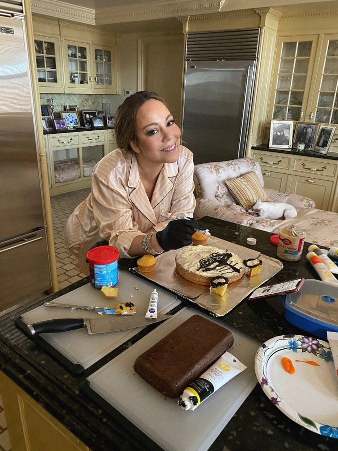 Mariah Carey bikin kue