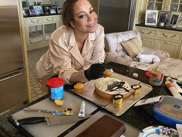 Mariah Carey bikin kue