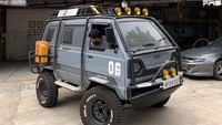 Untuk menambah kesan petualang, para modifikator juga menambahkan bull bar besar, roof rack untuk menampung sepeda motor, serta skid plate hingga lampu tembak yang berjumlah 6 buah. Foto: Holy Shift Garage