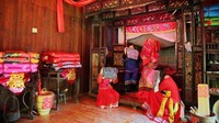 Bagi orang awam, tradisi menangis sebelum pernikahan itu memang terdengar aneh. Hanya bagi etnis Tujia di China, hal itu disebut sebagai bentuk adab dan keseriusan mempelai menuju hari sakral mereka (Zhangjiajihe Travel)