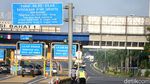 Petugas Pantau Check Point PSBB di Pintu Tol Bekasi Barat