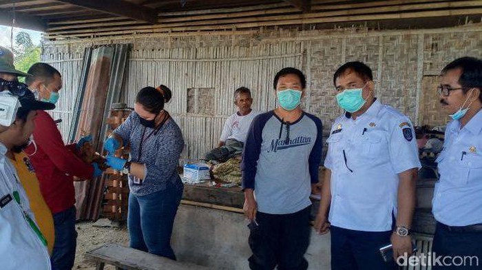 Petugas Dinas Peternakan Sulsel mengecek peternakan warga yang unggasnya banyak mati (Hasrul Nawir/detikcom)