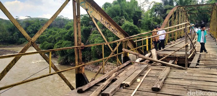 3 Orang Tewas Akibat Jembatan Penghubung Sukabumi-Cianjur Jebol Tiga orang warga tewas di jembatan penghubung Sukabumi-Cianjur. Mereka tewas setelah terjatuh dari jembatan yang pijakannya rapuh dan sebagian besar jebol.