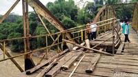 Kondisi jembatan sepanjang kurang lebih 120 meter dan lebar 4 meter itu sudah benar-benar memprihatinkan.