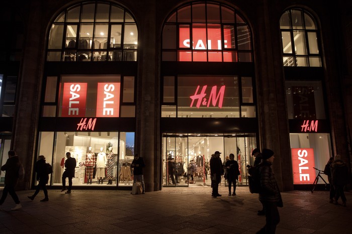 BERLIN, GERMANY - DECEMBER 17: Shoppers walking in front of a H&M store at the Kurfuerstendamm in the final days before Christmas on December 17, 2019 in Berlin, Germany. Retailers are hoping for a strong holiday shopping season. (Photo by Carsten Koall/Getty Images)