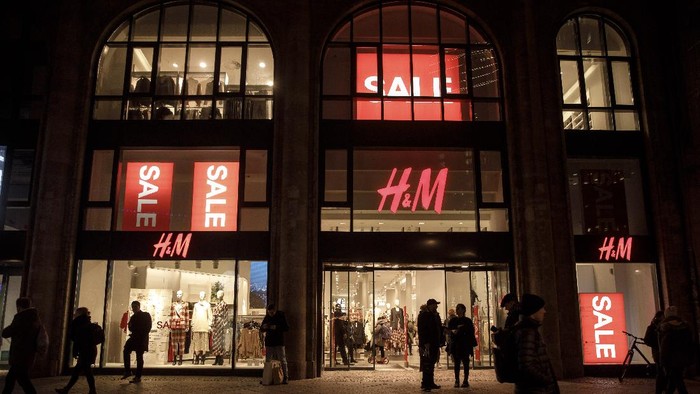 BERLIN, GERMANY - DECEMBER 17: Shoppers walking in front of a H&M store at the Kurfuerstendamm in the final days before Christmas on December 17, 2019 in Berlin, Germany. Retailers are hoping for a strong holiday shopping season. (Photo by Carsten Koall/Getty Images)