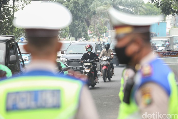 PSBB hari ke-5 di kawasan Jakarta Barat mulai berjalan lancar. Sejumlah kendaraan dari Tangerang mulai disiplin.