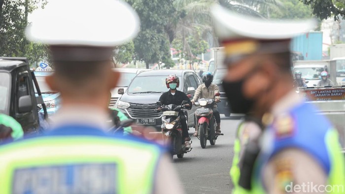 PSBB hari ke-5 di kawasan Jakarta Barat mulai berjalan lancar. Sejumlah kendaraan dari Tangerang mulai disiplin.
