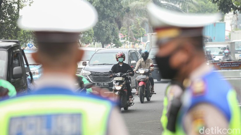 Warga Jakbar Tertib PSBB PSBB hari ke-5 di kawasan Jakarta Barat mulai berjalan lancar. Sejumlah kendaraan dari Tangerang mulai disiplin.