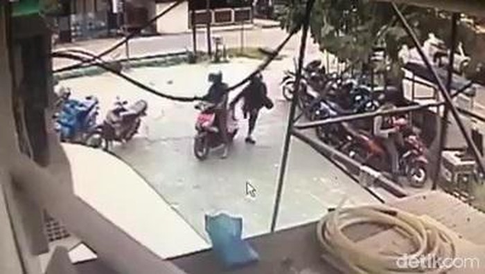 Rekaman CCTV kedua pelaku sebelum menyerang anggota polisi di kantor Bank Mandiri Syariah Poso (Dok. Istimewa)