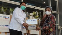 Kepala Divisi Subsidized Mortgage Lending Division PT Bank Tabungan Negara (Persero) Tbk. M. Yut Penta memberikan langsung kepada Kepala Bagian Kepegawaian dan Ortala Setdijen Penyediaan Perumahan Kementerian Pekerjaan Umum dan Perumahan Rakyat (PUPR) Agus Sutamin, di Jakarta. Foto: dok. Kemen PUPR