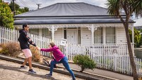 Jalan Baldwin yang berada di Kota Dunedin ini memegang rekor jalan paling terjal selama lebih dari satu dekade hingga Juni 2019 lalu. Dua orang memperlihatkan tingkat kemiringannya (Foto: iStock)