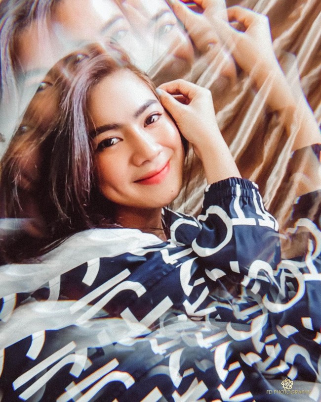 Fandy juga melibatkan Felicya Angelista yang tampak cantik difoto dengan jaket biru. (Foto: Instagram)