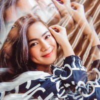 Fandy juga melibatkan Felicya Angelista yang tampak cantik difoto dengan jaket biru. (Foto: Instagram)