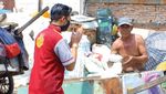 Bagi-bagi Nasi Kotak Bantu Warga Terdampak COVID-19