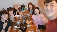 Nah, ini menjadi salah satu bukti bahwa perempuan kelahiran 1994 tersebut sangat akrab dengan teman-temannya. Di sebuah restoran mereka kumpul untuk makan bersama. Tak lupa mereka mengabadikan momen dengan berfoto bersama. Foto: Instagram @xesoxee
