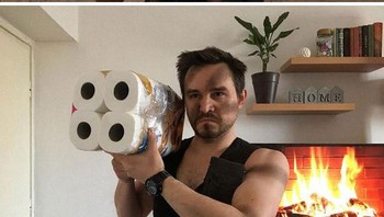 Adalah pasangan Fanni dan Norbert, memiliki ide kreatif untuk membunuh rasa bosan yang harus berdiam di rumah karena pemerintah melakukan lockdown. Ini adalah adegan film Commando. (Foto: Boredpanda)